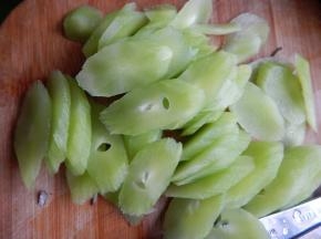 莴笋去皮切片