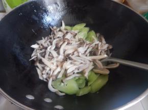 在加入焯完水的菇