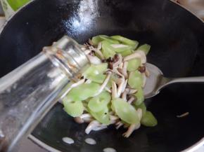 炒匀后加入生抽