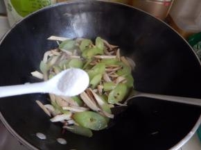 再次炒匀在加入盐