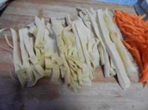 豆皮胡萝卜切好