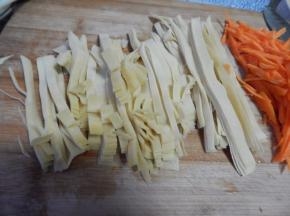 豆皮胡萝卜切好