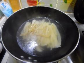 豆皮放锅里煮一下