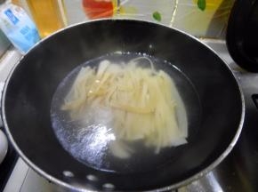 豆皮放锅里煮一下