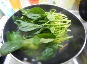 菠菜也焯一下水