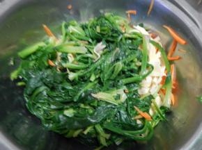 过完水的菜放一起