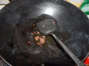 锅里加入油加入麻椒炸香