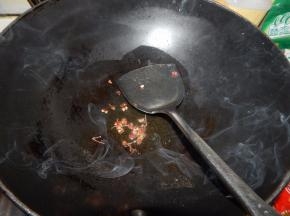 锅里加入油加入麻椒炸香