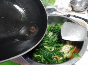 炸香的泼在菜上面