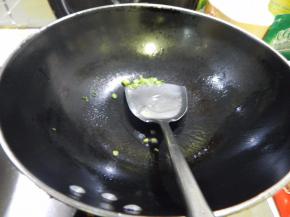 在加入小葱炒香