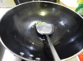 在加入小葱炒香
