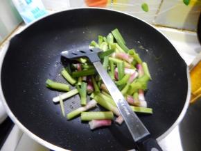 在从新加入油加入蒜苗根炒