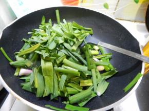 炒匀后加入蒜苗叶