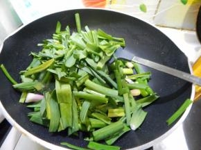 炒匀后加入蒜苗叶