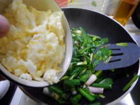 在加入炒过的鸡蛋