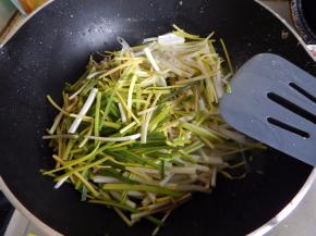 炒散后装盘加入藠头头