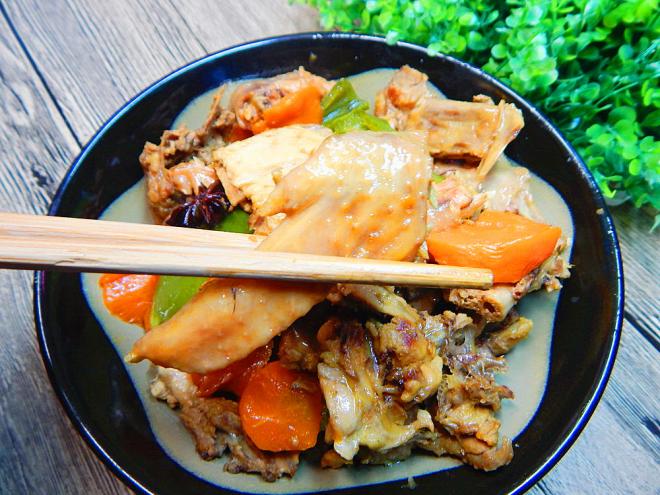 胡萝卜彩椒烧鸡块