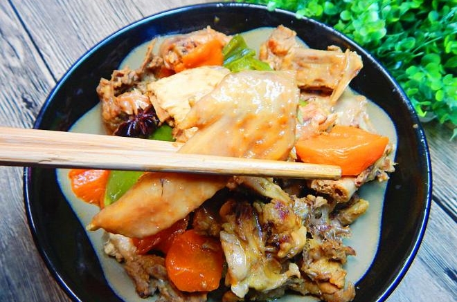 胡萝卜彩椒烧鸡块