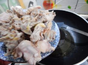 锅里加入油加入鸡块炒散
