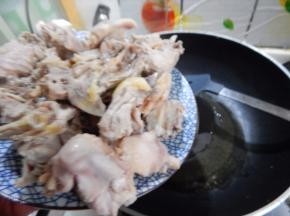 锅里加入油加入鸡块炒散
