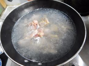 水开后加入鸡块煮一会