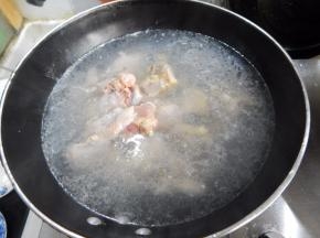 水开后加入鸡块煮一会