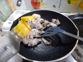 炒匀后加入生抽