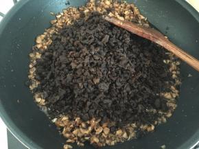 然后倒入老菜脯一起炒出香味