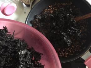 再加入撕碎的紫菜