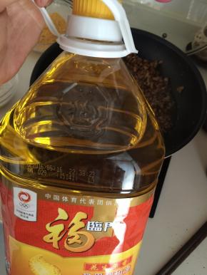 水份炒得差不多即可倒入花生油爆出香味