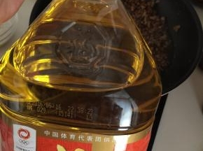 水份炒得差不多即可倒入花生油爆出香味