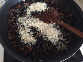 加入白芝麻翻炒均匀