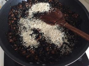 加入白芝麻翻炒均匀
