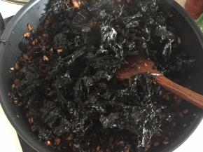 紫菜不要一次加入，分多次加入，一次加入铺满整个锅面即可