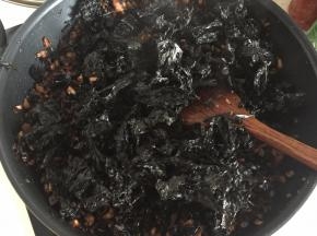 紫菜不要一次加入，分多次加入，一次加入铺满整个锅面即可