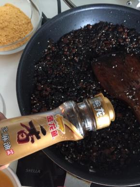 最后加入芝麻香油，再小火慢慢熬20分钟即可