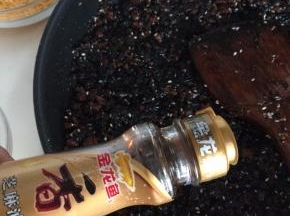 最后加入芝麻香油，再小火慢慢熬20分钟即可
