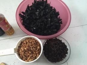 香菇泡发后切成小粒，老菜脯洗净后也切成小粒，紫菜撕碎