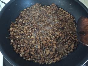倒至油淹没香菇即可