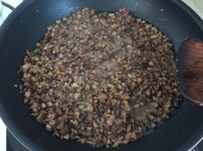 倒至油淹没香菇即可