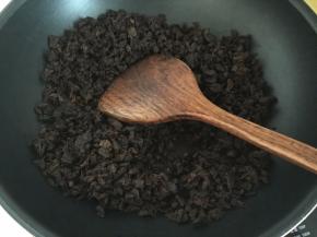 干锅炒老菜脯，将水份炒蒸发即可