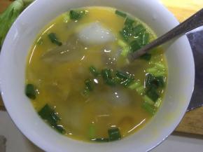 将鸡蛋磕入墨鱼卵碗中，加入少许盐和鸡精拌匀