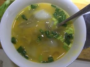 将鸡蛋磕入墨鱼卵碗中，加入少许盐和鸡精拌匀