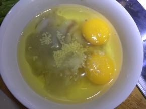 然后加入葱花和清水拌匀