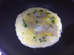 然后将鸡蛋液倒入锅里煎炒