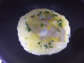 然后将鸡蛋液倒入锅里煎炒
