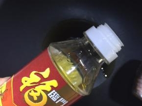 将花生油倒入锅里热油锅