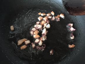 香菇捞起备用，爆香切粒的虾仁和章鱼头
