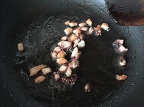 香菇捞起备用，爆香切粒的虾仁和章鱼头
