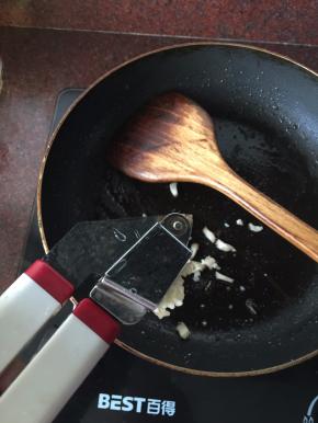 捞起爆香的章鱼头、虾仁备用。准备做酱汁，将蒜瓣压成蒜蓉、1/2香菇切碎后利用锅里的余油爆香